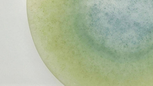 Mellow Artisan Glass Plate: the delicate dance of color and light - MirorLab